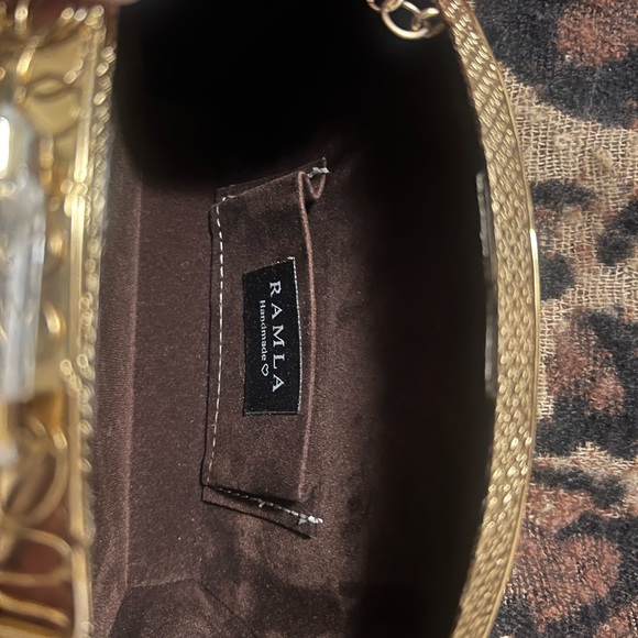 Ramla La Perle Handmade in Morocco Mother of Pearl and Brass clutch with chain - Picture 11 of 16